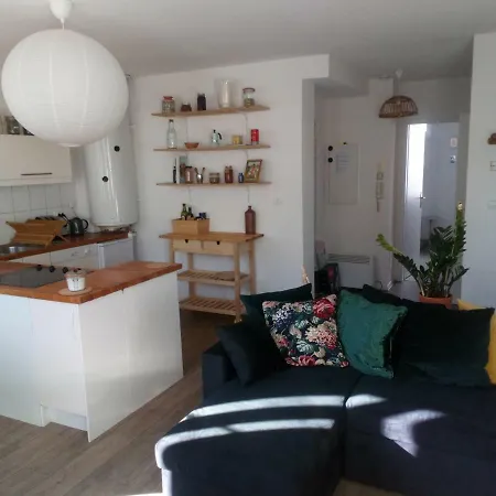 3 Pieces Lumineux, Cosy Et Calme, Tout Equipe *